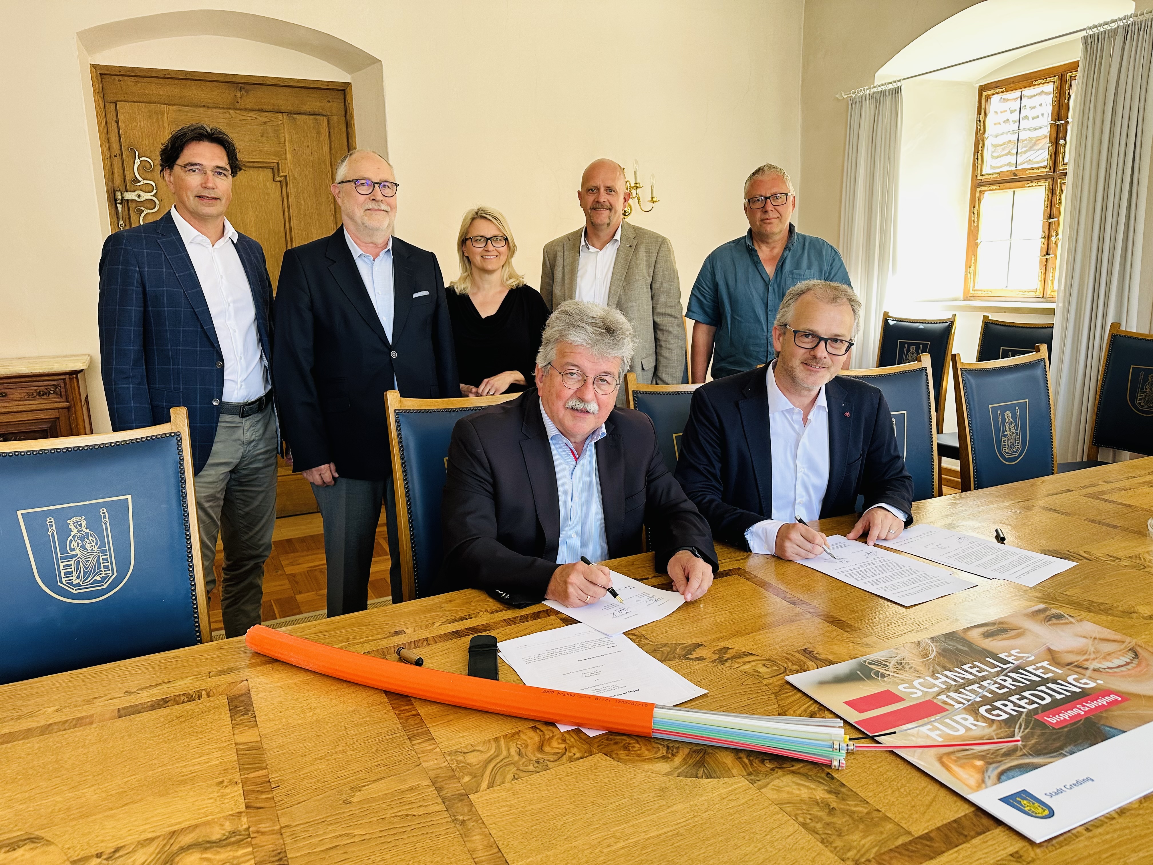 Vertragsunterzeichnung zum Glasfaserausbau in Greding am 31. Mai 2023 im Rathaus: Erster Bürgermeister Manfred Preischl und Johannes Bisping besiegeln den Start des FTTB/H-Projekts für 1.077 Haushalte im Rahmen der bayerischen Gigabit-Richtlinie.